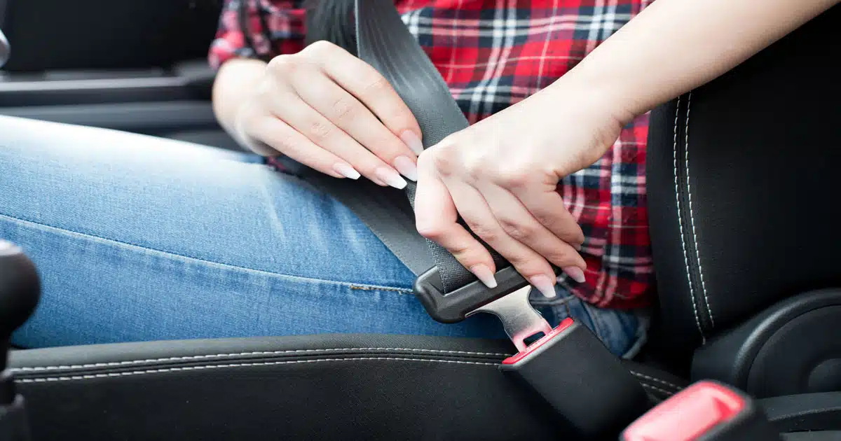 female-driver-fastenng-seatbelt